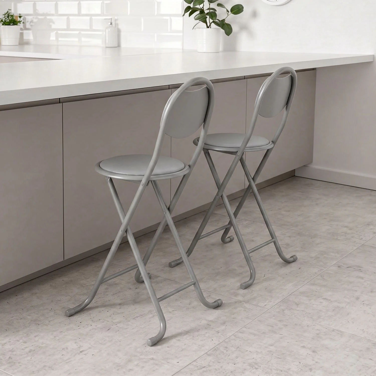 Sillas plegables presentadas en una cocina moderna