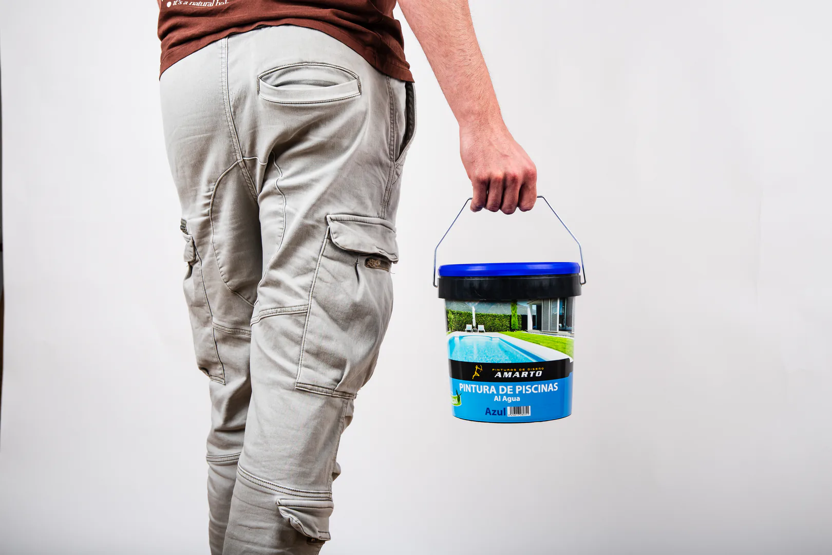 Modelo transportando un cubo de pintura para piscinas