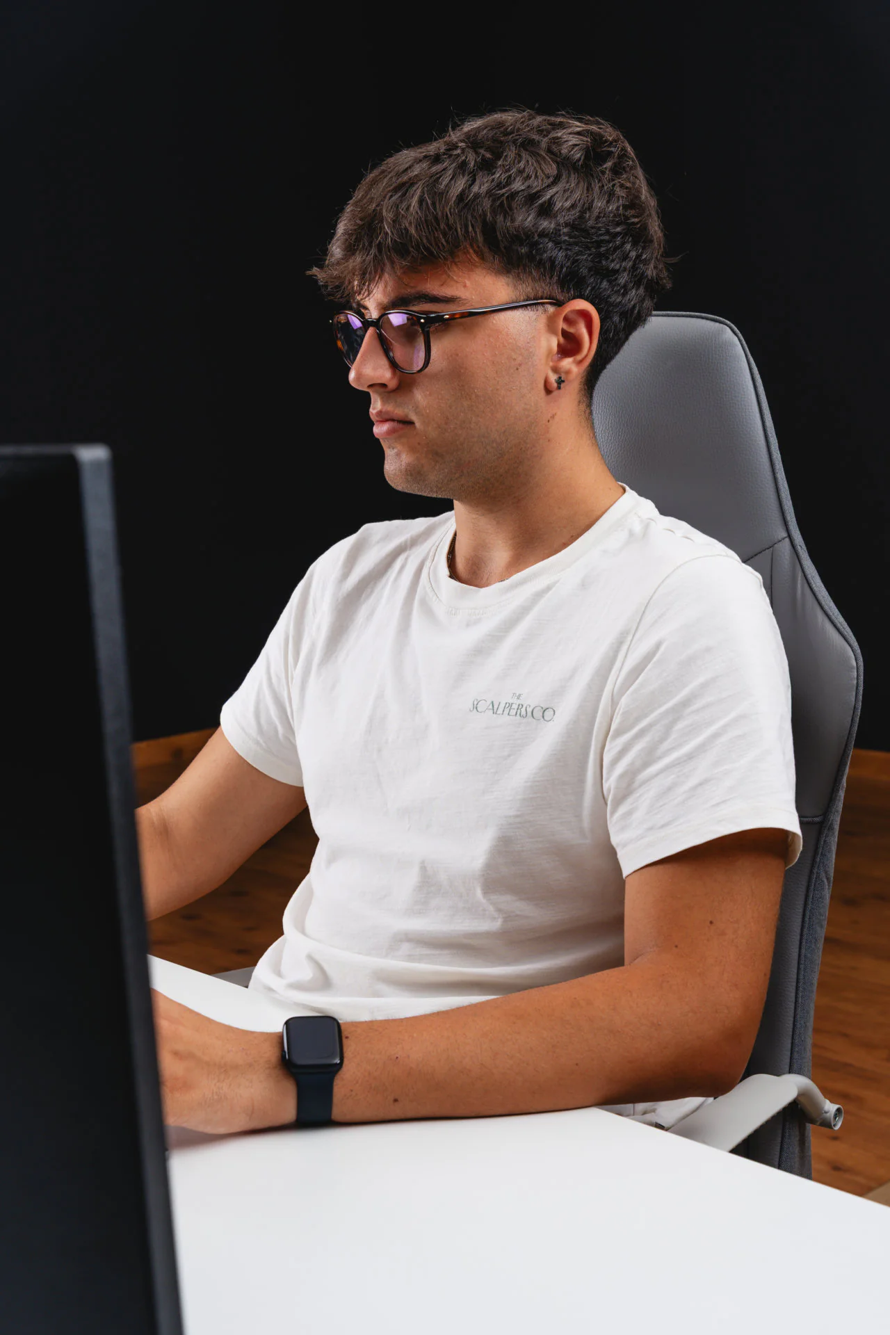 Christian trabajando en el análisis de una cuenta de Amazon