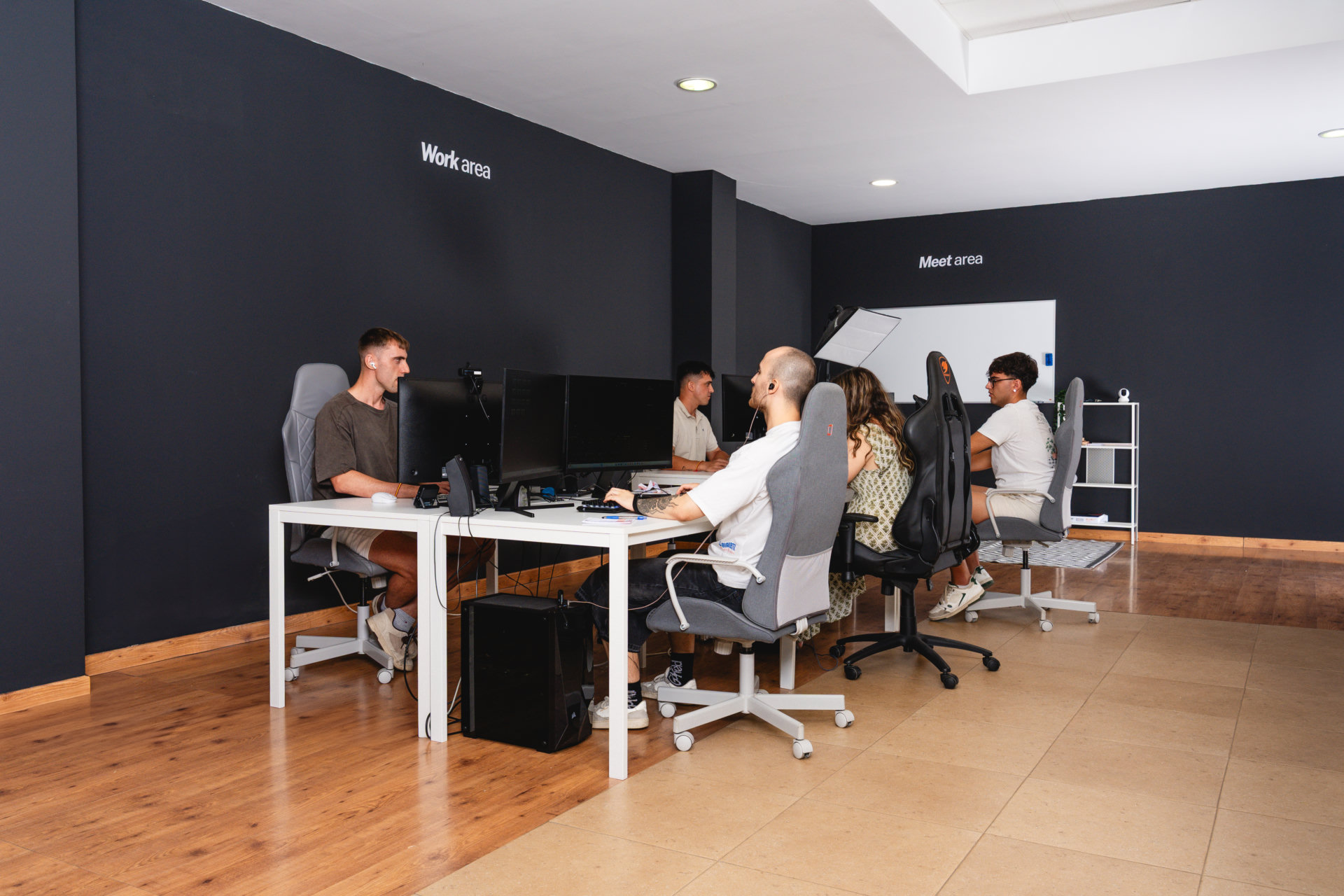 Equipo de CHRITERIO y AMZ Creatives trabajando en la oficina
